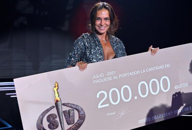 Olga Moreno con el cheque de ganadora de Supervivientes 2021.