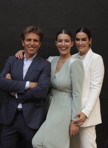 Alba Díaz junto a sus padres, Manuel Díaz 'El Cordobés' y Vicky Martín Berrocal, en su graduación (@albadiazmartin).