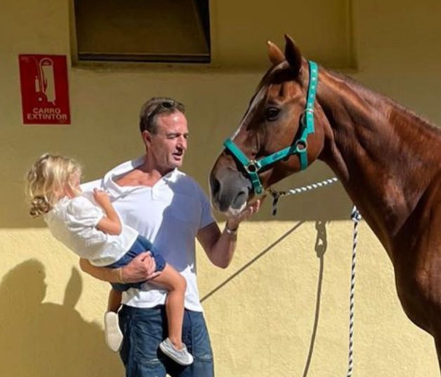 El conde Lequio ha grabado a su pequeña Ena montando a caballo.