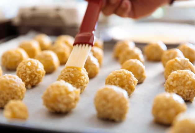 Te enseñamos cómo hacer tus propios panellets caseros.