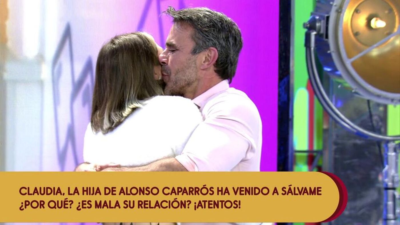 Padre e hija se fundieron en un sentido abrazo.