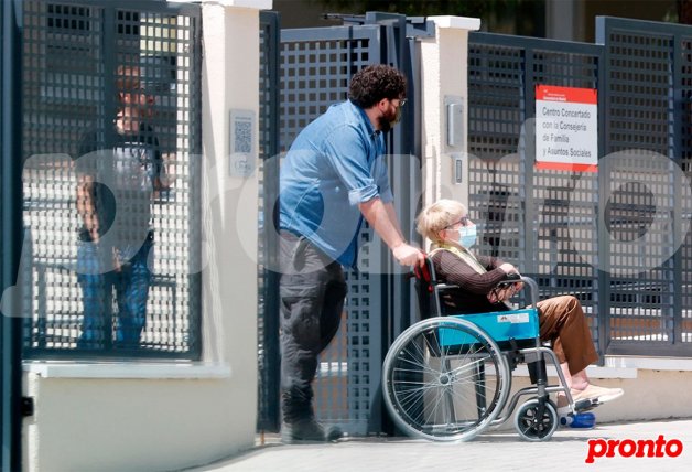 Como es preceptivo, Paco se puso la mascarilla para entrar en la residencia en la que vive su madre y poder llevársela a comer.