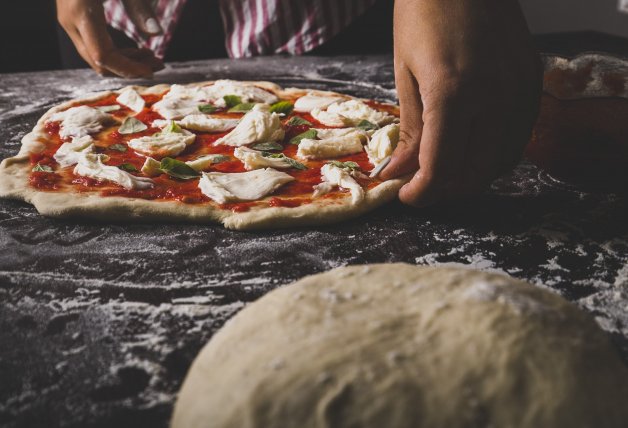 Ahorrarás dinero cocinando tus pizzas en casa antes que comprarlas precocinadas.