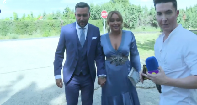 Kike Calleja y su novia, Raquel Abad, llegando a la boda.