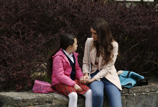 Candan anima a la pequeña a afrontar con indiferencia las críticas de los demás.