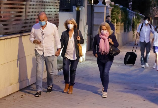 Los hermanos de Mila llegando al domicilio de la colaboradora.