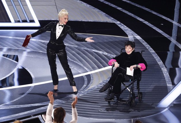 Liza Minelli, que entregó un premio con Lady Gaga, fue recibida con un inmenso aplauso.