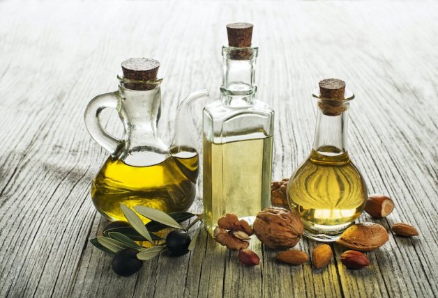 Evita las grasas saturadas y opta por aceite de oliva y frutos secos.