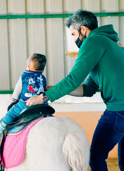 Roberto Leal disfruta con Lola, de 4 años y Leo, de uno, al que en esta foto llama "el llavero solitario".