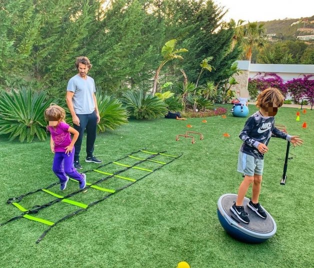 Carlos Moyá, entrenando con sus hijos en su gran jardín.