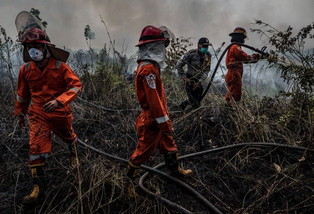 Un equipo de bomberos de Greenpeace, apagando un fuego en Indonesia.