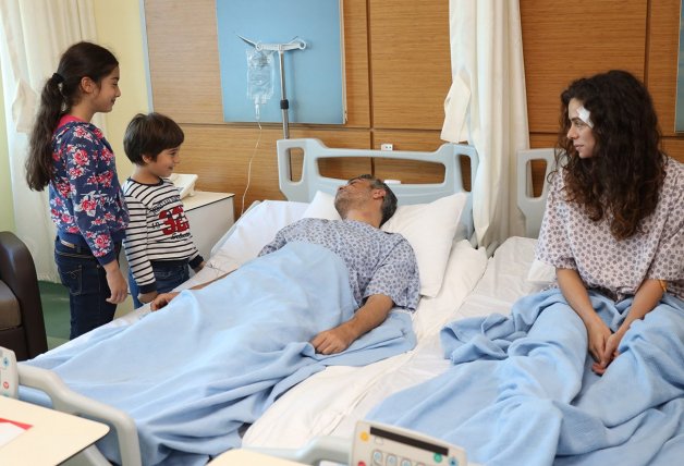 Sarp con Bahar y sus hijos en el hospital antes de fallecer.
