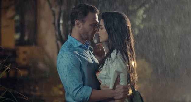 Eda y Serkan estuvieron a punto de besarse bajo la lluvia en los primeros episodios de 'Love is in the air'.