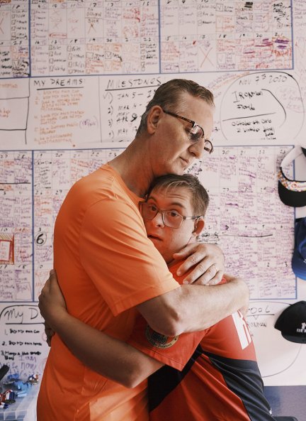 Chris junto a su padre, que le animó a hacer deporte.