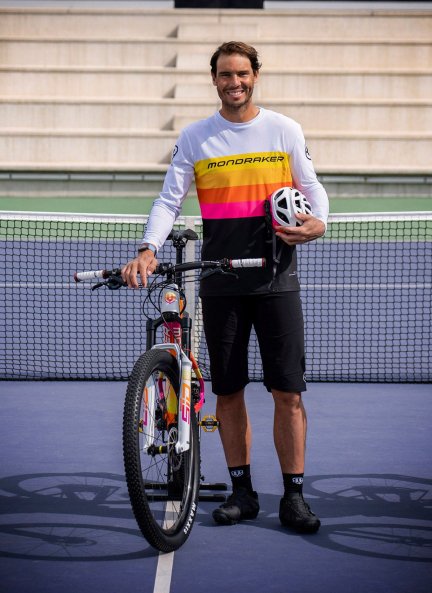 El tenista con su bici personalizada.
