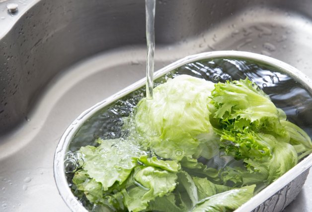 Las verduras como la lechuga se tienen que lavar hoja a hoja