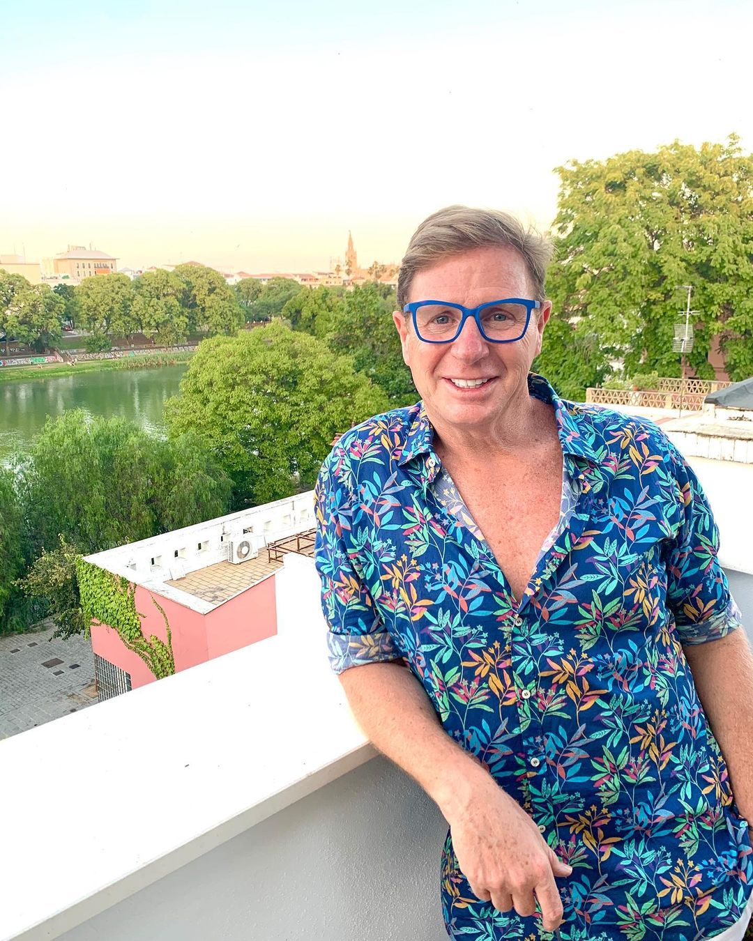 Jorge, en la terraza de su casa con sus preciosas vistas.