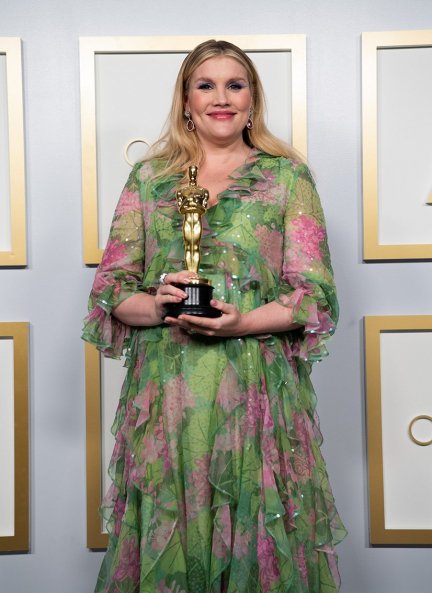 Emerald Fennell con su Oscar a mejor guión original por "Una joven prometedora". También estaba nominada a mejor dirección por el mismo filme.