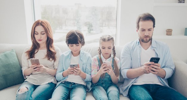 Normas de uso. El 34% de las familias no establece limites horarios a las pantallas y 1 de cada 3 padres admite que abusa de la tecnología delante de los niños.