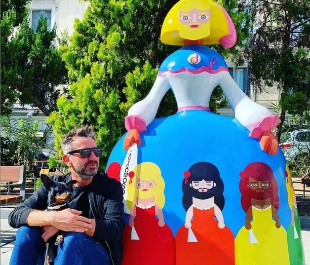 Valldeperas, posando orgulloso con la Menina diseñada por su exnovio.