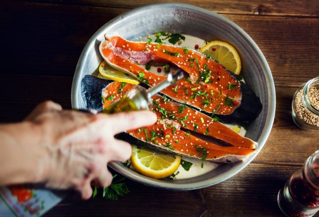 Pincelar con aceite es un truco infalible para que el pescado no se pegue