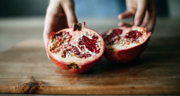 La granada puedes consumirla en tus platos principales o como postre.