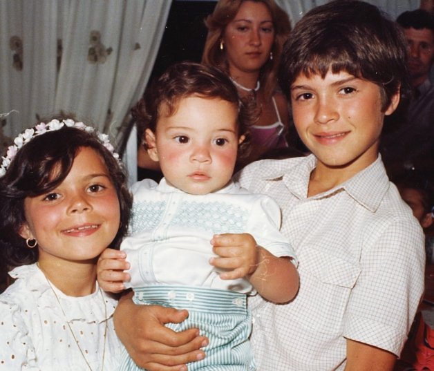 David Bisbal (en el centro), junto a sus hermanos mayores.