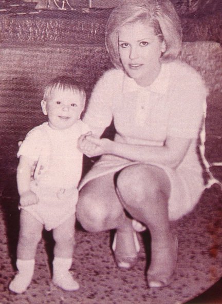 Manuel Díaz, de niño, con su madre, María Dolores, quien siempre le aseguró que Manuel Benítez era su padre.