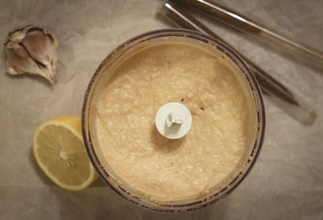 El agua ayudará a conseguir un humus de textura suave