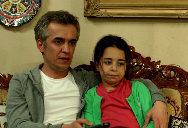 Demir le pide a Ugur que cuide de su hija.