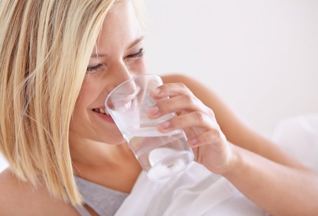 Mantenerte hidratada ayudará al buen funcionamiento del organismo y tu piel lo agradecerá.