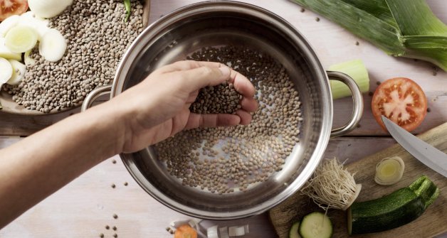 Remójalas durante una hora previa a cocinarlas para eliminar impurezas.