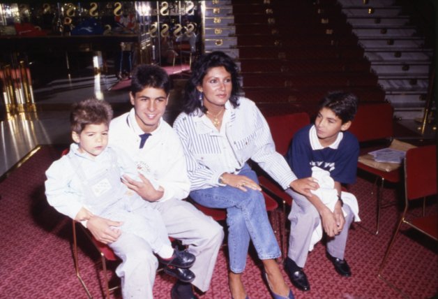Julián Contreras, de pequeño, junto a su madre, Carmina Ordóñez, y sus hermanos Fran y Cayetano Rivera.