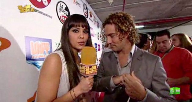 La madrileña, entrevistando a Bisbal como reportera de "Sé lo que hicisteis...".