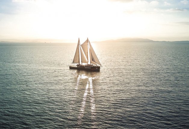 Vista aérea del "Rainbow Warrior", el barco de Greenpeace, surcando las aguas del Golfo de Hauraki, en Nueva Zelanda.