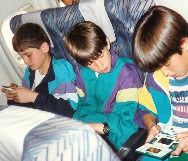 Iker, con 10 años, en uno de sus viajes en avión con el Real Madrid.