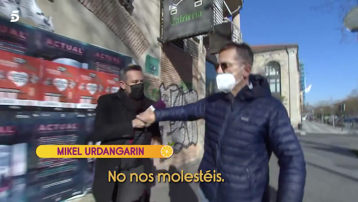 Miguel Urdangarín reacciona mal ante el reportero.