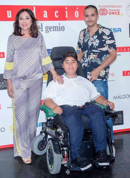 Isabel posa en un evento de su fundación con sus hijos Diego, de 22 años, y Gustavo, de 25.