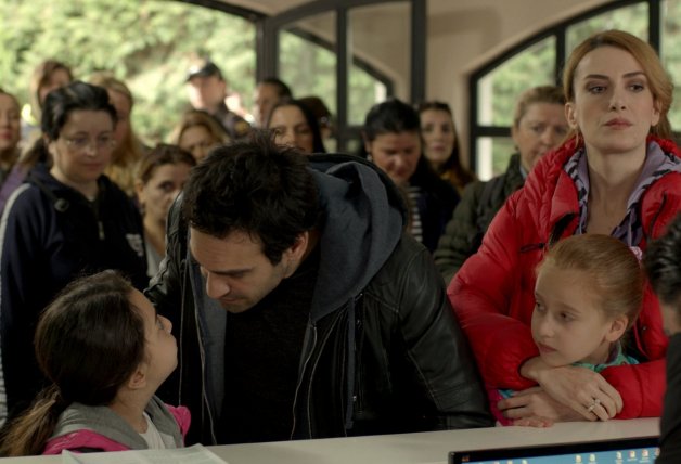 Demir acompaña a su hija a la excursión.