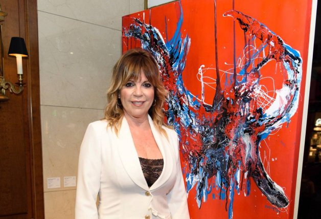 Belinda posa junto a su obra en la exposición 'Paseando el silencio'.