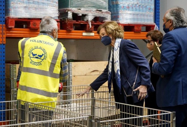 La Reina Doña Sofía ha visitado las instalaciones del Banco de Alimentos para conocer su funcionamiento (@bancodealimentosdeburgos).