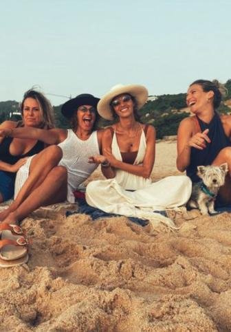 La periodista, feliz, disfrutando del verano con sus amigas.