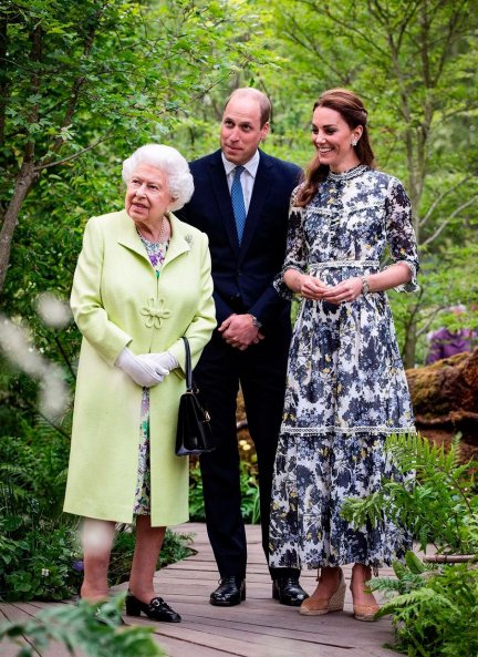 Con la reina, con la que tiene una excelente relación porque Kate sigue todas las normas dictadas.