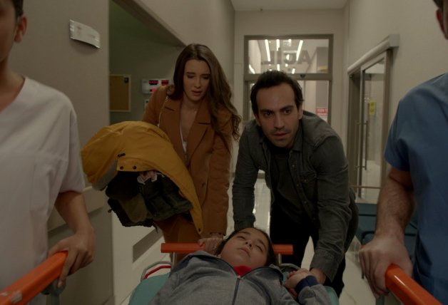 Demir y Candan llevan rápidamente a Öykü al hospital.