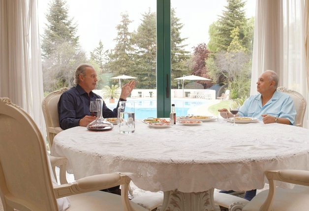 El comedor, con sillas rococó, tiene vistas a la gran piscina exterior.