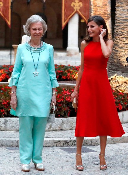 La reina Sofía, que telefonea a su marido regularmente, y la reina Letizia, a quien el Rey emérito considera una buena madre.