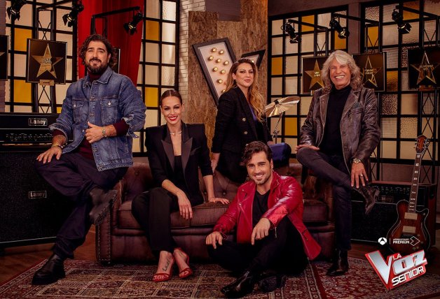 Los cantantes Antonio Orozco (izquierda), Niña Pastori (de pie), David Bustamante (sentado) y José Mercé posando junto con Eva González, presentadora del programa.