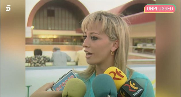 Belén, en el año 2001, declarando ante los medios (Pronto entre ellos).