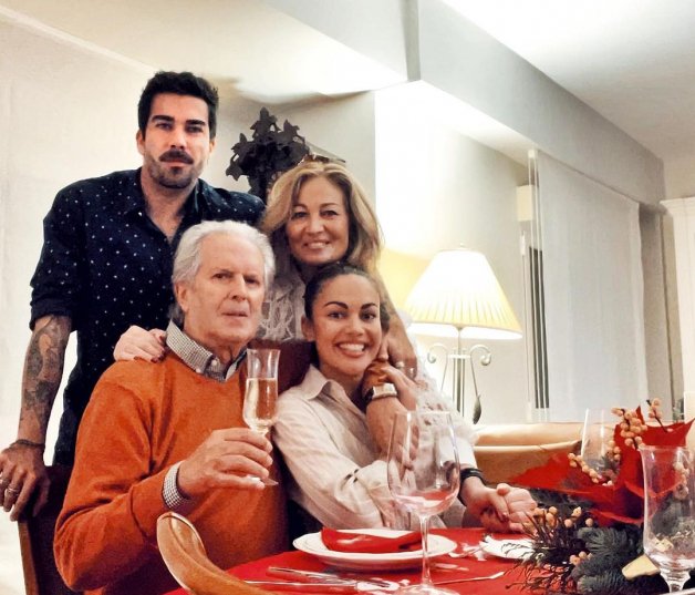 Lara Álvarez, junto a sus padres y su hermano.