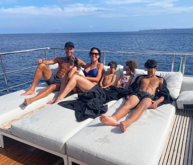 Cristiano, Georgina y sus cuatro hijos surcan el mar en su lujoso yate.